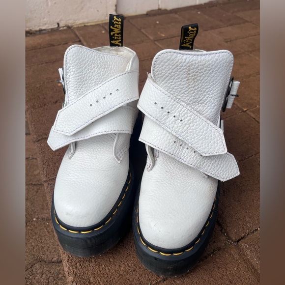 Dr. Martens women’s Devon heart ankle boot - Picture 6 of 6